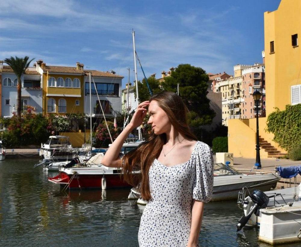 «Ты не поступила — значит, уже никогда не поступишь»: Кристина Кивчина — о переезде в Испанию и взрослении вдали от дома